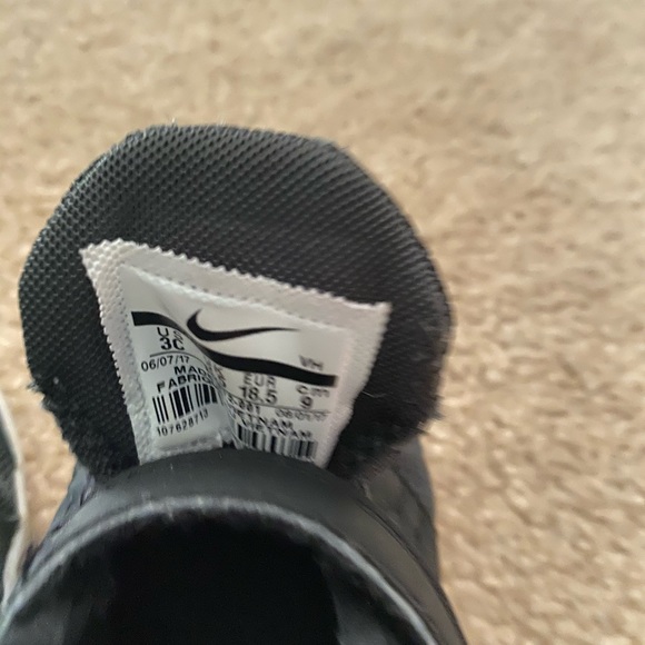 Nike’s baby shoes 2 for 1 - Bonus free socks! - Picture 6 of 7